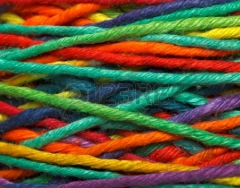 19832653-le-fil-multicolore-utilise-pour-les-vetements-a-tricoter.jpg